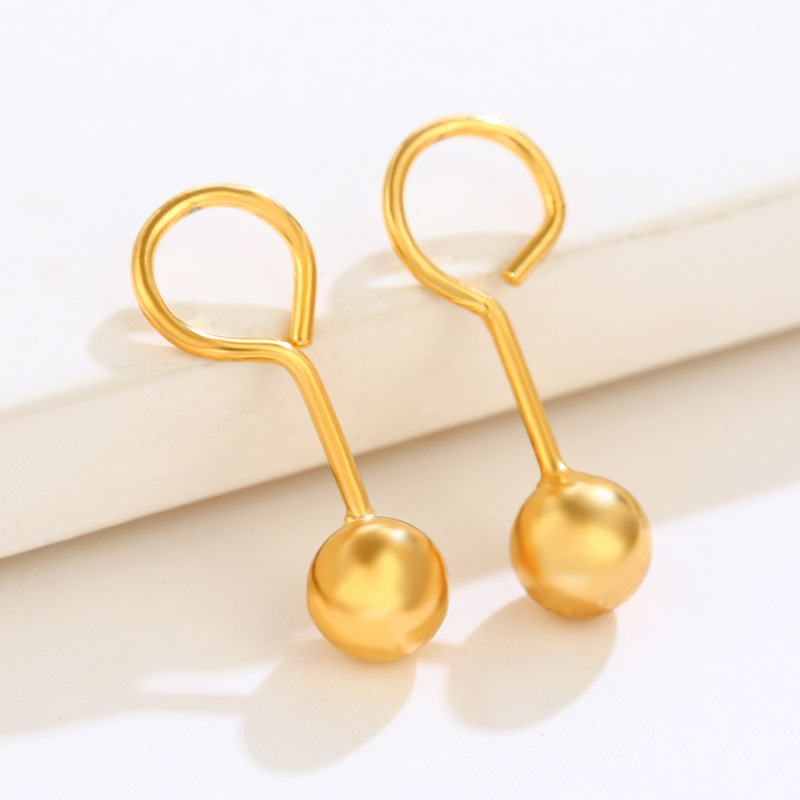 Pozlačeni uhani z gladkimi okroglimi perlicami in preprostimi mini ukrivljenimi kaveljčki z resicami_voghion.com