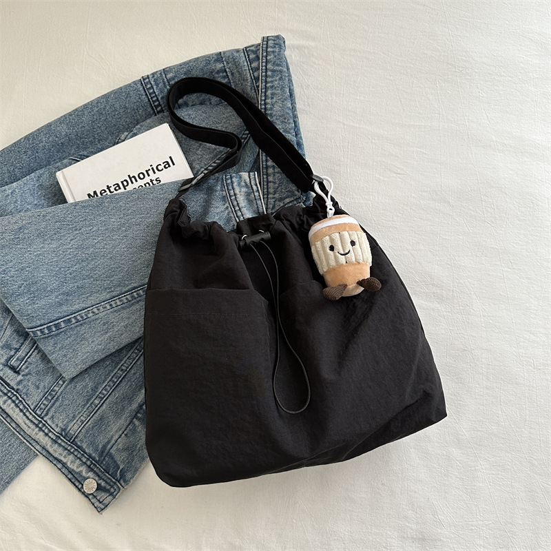 ファッショナブルでパーソナライズされたショルダー脇の下バッグ、クラス通勤、カジュアルな女性用大容量バッグ 2025 新しいクロスボディトートバッグ