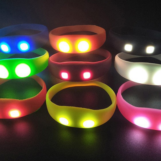 8 colores opcionales de control de voz de silicona pulsera luminosa logotipo personalizado regalo de concierto prop led pulsera luminosa botón