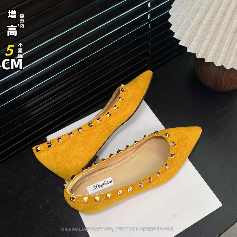 V-Brand Studded Pointed-Toe Shoes for Petite Women, with a 5cm Hidden Heel, Suede Ginger Yellow, Studded Shallow Mouth, Sexy Low-Heeled Single Shoes for Women