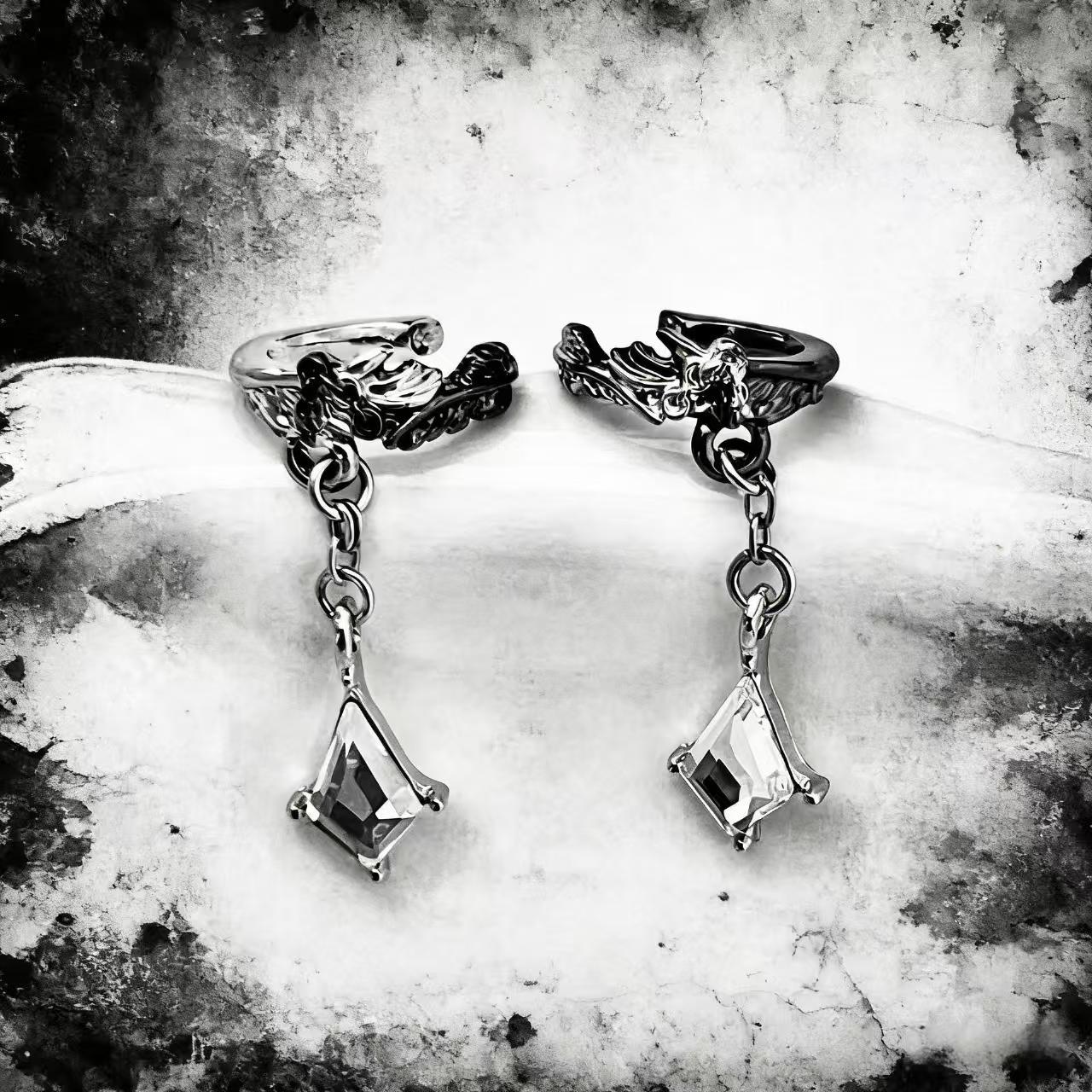 Dark Feather Ear Cuff with a Light Luxury and High-End Feel, Non-Pierced Ear Clip for Women, Minimalist Style, Niche Couple's Earrings 