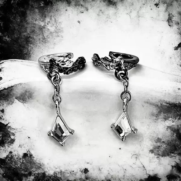 Dark Feather Ear Cuff with a Light Luxury and High-End Feel, Non-Pierced Ear Clip for Women, Minimalist Style, Niche Couple's Earrings ‌