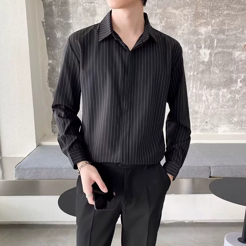 Расслабление рубашки мужчины с длинными рукавами