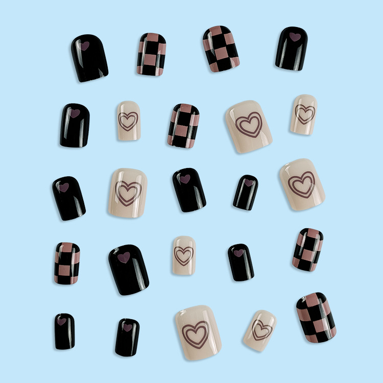 Chica caliente, uñas de uñas dulces y frescas, uñas de uñas rosadas, uñas postizas, uñas de tablero de ajedrez negro y morado