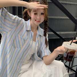 夏日盐系蓝条纹短袖衬衫女2026年韩版显瘦慵懒宽松直筒西装领上衣