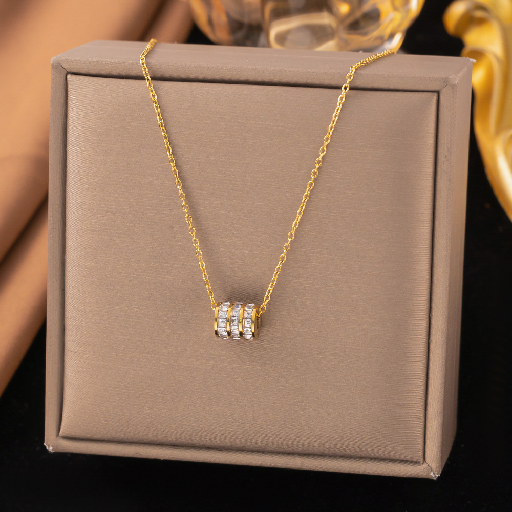 [collar de acero de titanio dorado + acero] collar de amor de nicho con cadena de clavícula avanzada en la moda de lujo ligero femenino