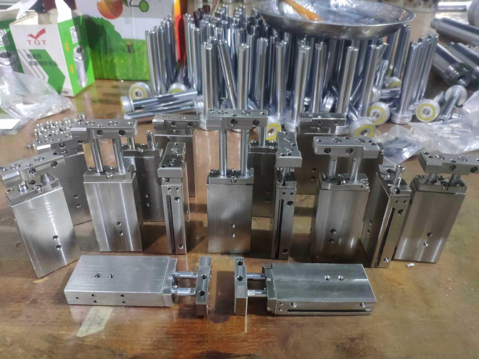 disco切割机主轴喷水架气缸 小金井CRB-274W   非标 耐腐蚀