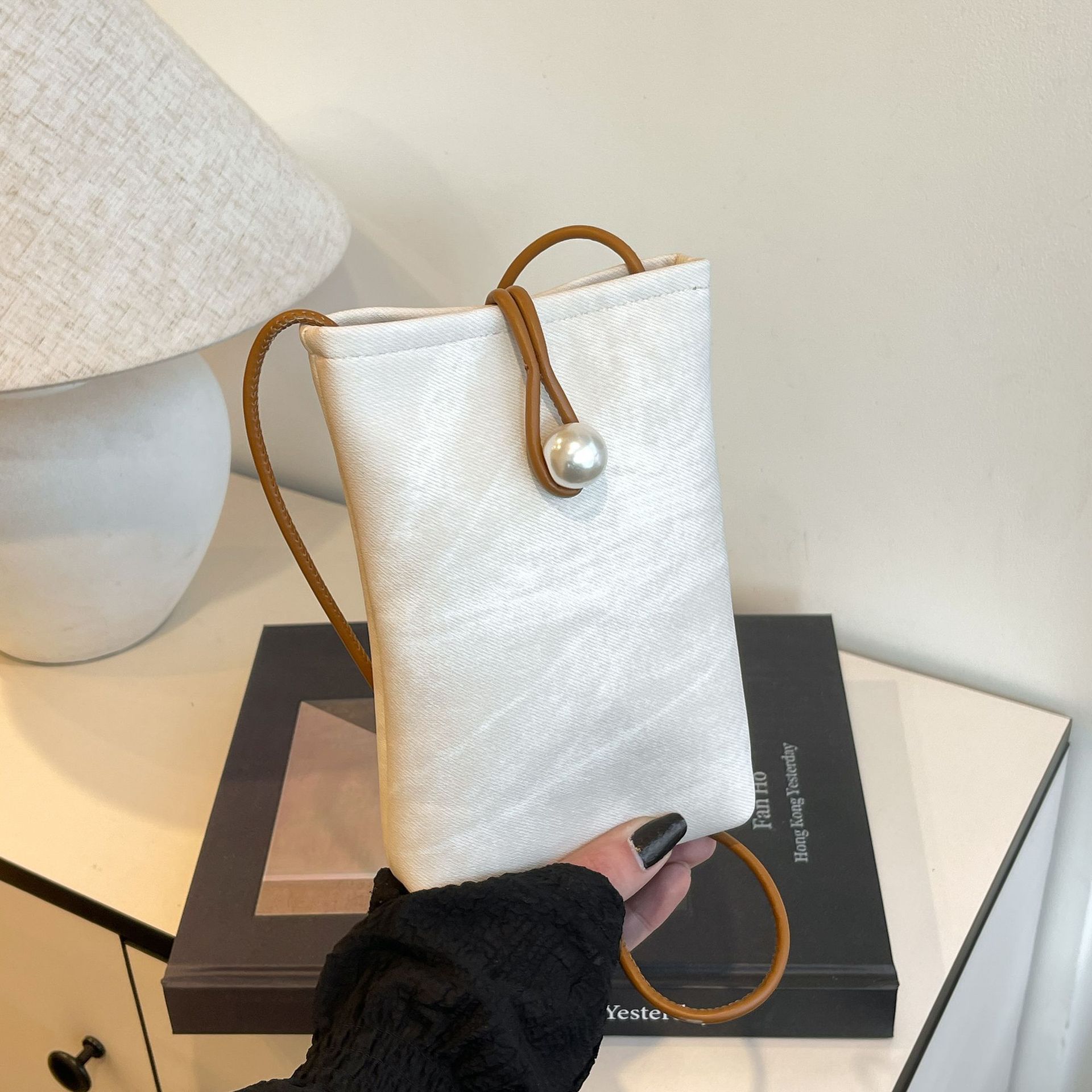 Teléfonos móviles de nicho de alta gama en primavera y verano con bolsos pequeños para mujeres 2025 nueva billetera de cuero blanco simple de un solo hombro