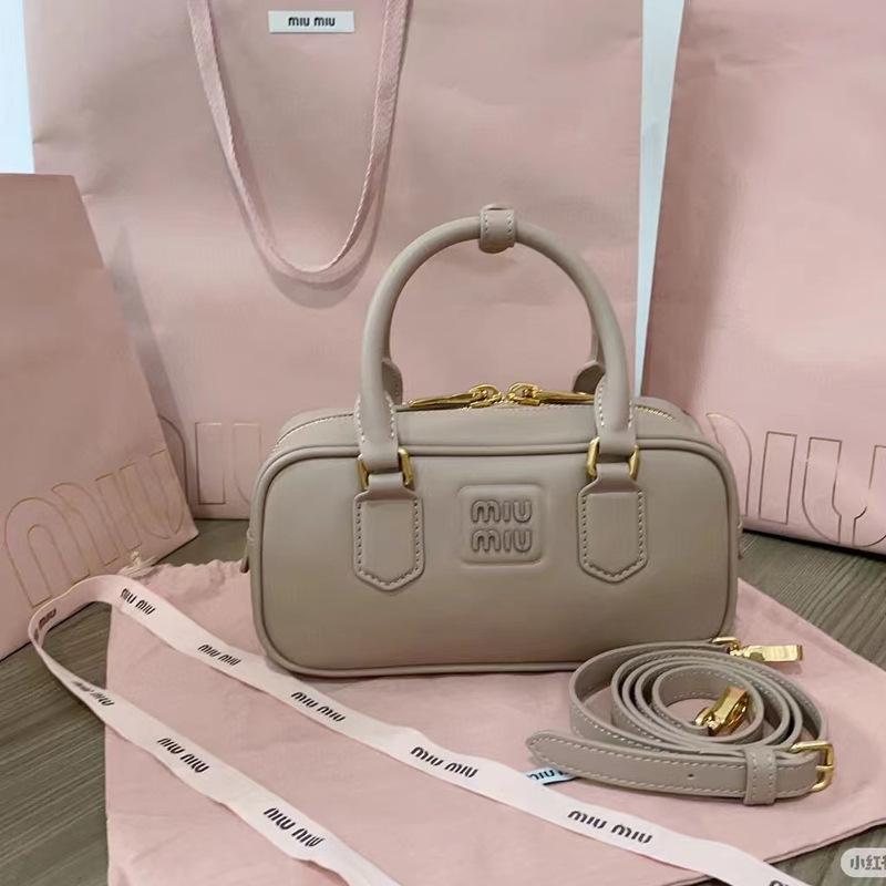 miu ボウリングバッグ新しいプリーツレトロボストンピローバッグシングルショルダークロスボディポータブルブリーフケース小さな正方形バッグ|undefined