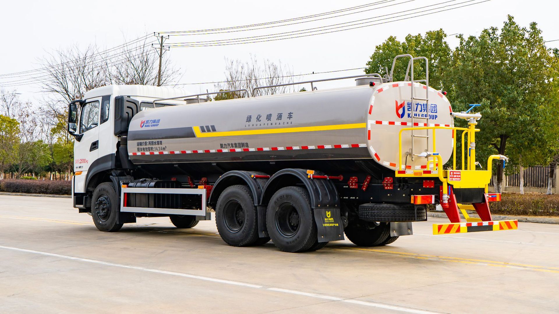 18.5-Ton Dongfeng Tianlong Rear Eight-Wheel Dust-Reducing Vehicle, Spraying to Reduce Dust, Efficient Dust-Reducing Tool for Garden Sanitation and Sprinkler Trucks