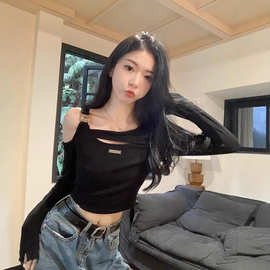 2025秋季新款露肩短款上衣女设计感小众纯欲辣妹别致黑色长袖T恤