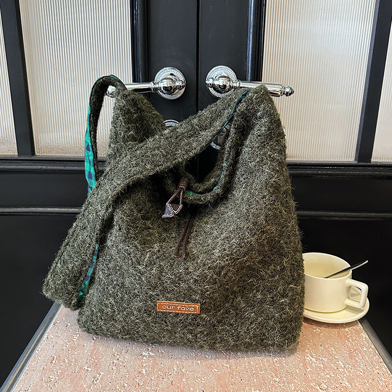 Otoño e invierno bolsas de lana mujeres 2025 nuevo estilo coreano bolsas de balde de peluche suave pegajosa estudiantes de clase de mochila de hombro de moda