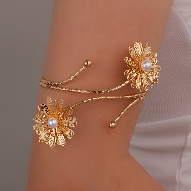 Cross-Border Hot-Selling Three-Dimensional Flower Bracelet, Light Luxury, High-End Feel, Open Arm Bracelet, Pearl Bracelet, Fairy-Style Arm Accessory