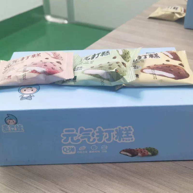 Подарочная коробка с пирожным Qiqi 100 г вкус матча ягод шоколад q бомбер Лаш сетевой красный взрывной продукт