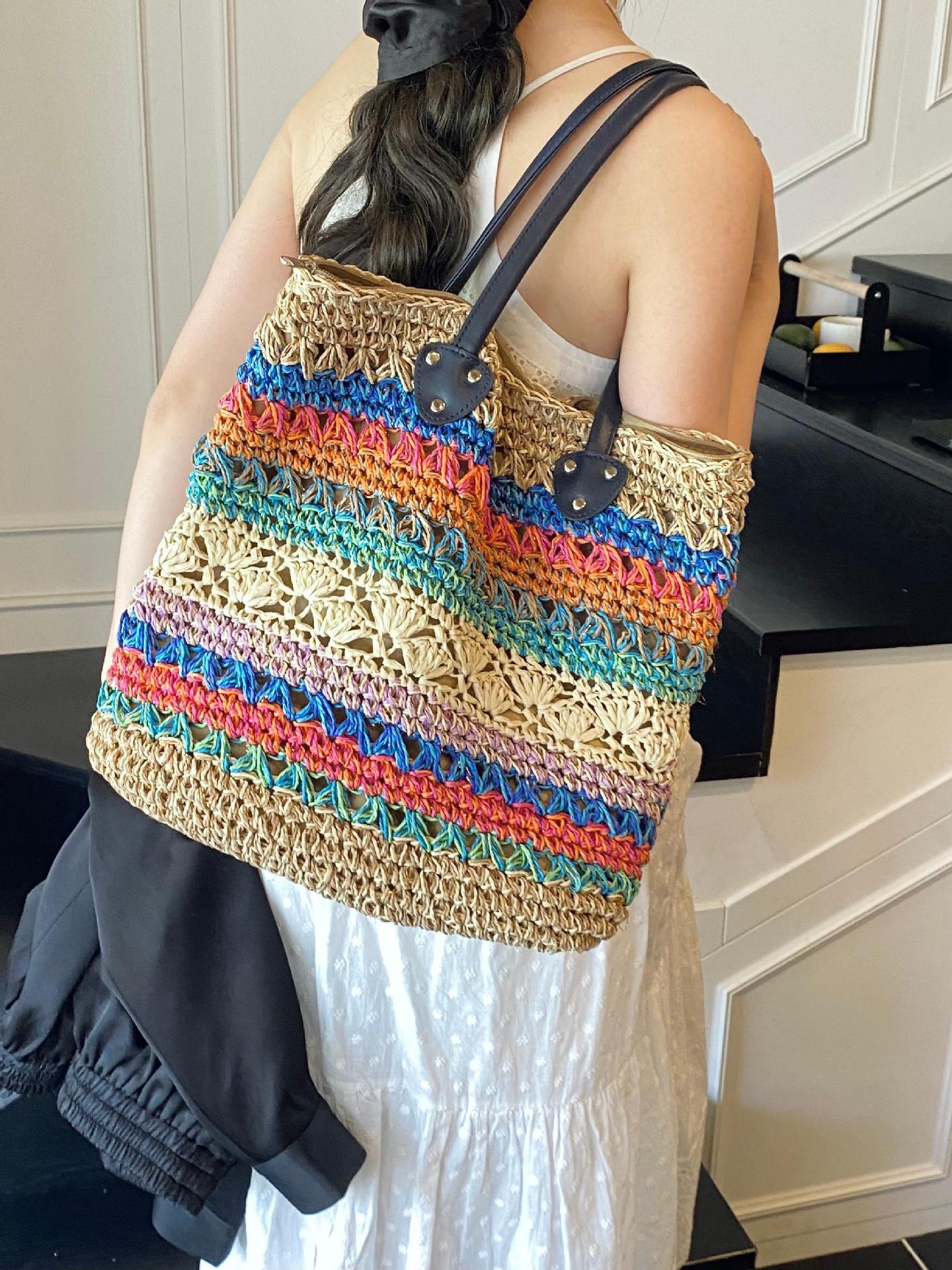 Bolso tejido de arco iris de color de contraste popular de verano femenino 2025 nueva moda estilo étnico bolso tejido de paja gran capacidad sentido de alta gama