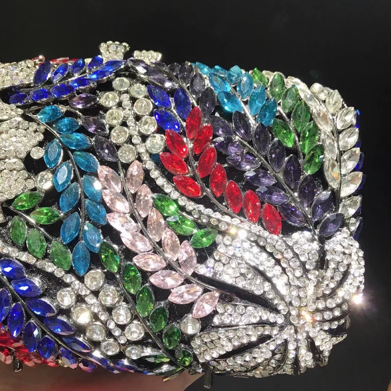 Túi clutch dạ hội đính kim cương hoa dâm bụt, cầm tay kim loại rỗng — Đế Vàng Kim Cương chi tiết 3