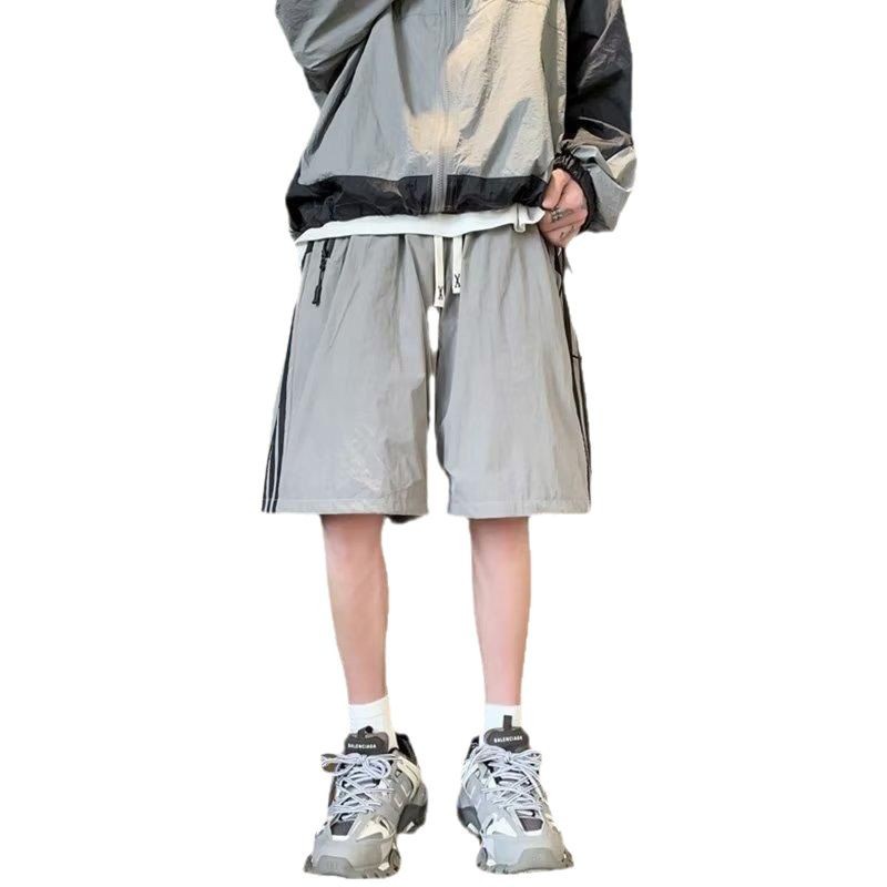 Pantalones cortos de secado rápido estadounidenses para hombres 2025 nuevos pantalones casuales de verano a rayas de cinco puntos tendencia deportiva suelta