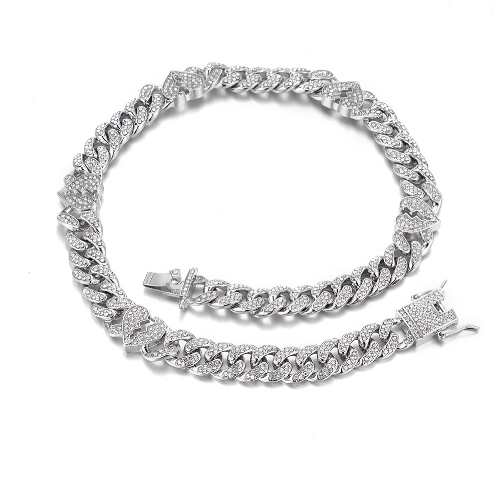 Uomini e donne alla moda con collane fantastiche, accessori rap di street dance, pieni di diamanti, grandi catene d'oro, dorate_voghion.com
