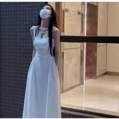 フランス式のお茶は白いストラップのワンピースの子供の夏の2025新型の小さい背のa字を休んで腰の小さい白い長いスカートを収めます。