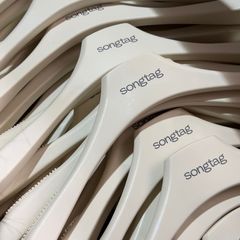 网红款奶油风米白色衣架服装店用仿木塑料防滑无痕衣服架裤夹批发
