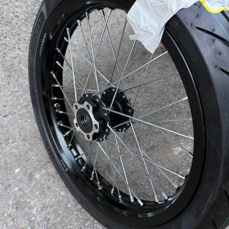 Qiu Long Light Bee modified front 80/90-17 and rear 90/80-17 wheel hub assembly with Pirelli tires and rims