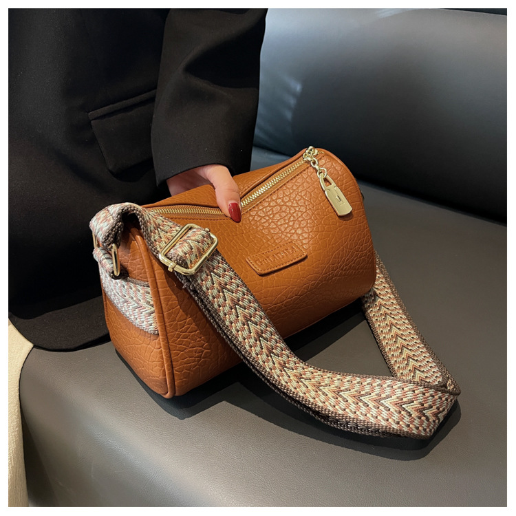 2024 Nuova borsa piccola popolare per le donne in autunno e inverno, borsa a tracolla a banda larga alla moda versatile, borsa a cuscino rossa Internet_voghion.com