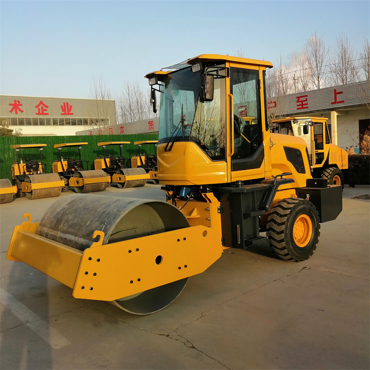 供应；中小型压路机 4.0型胶轮振动压路机厂家直销