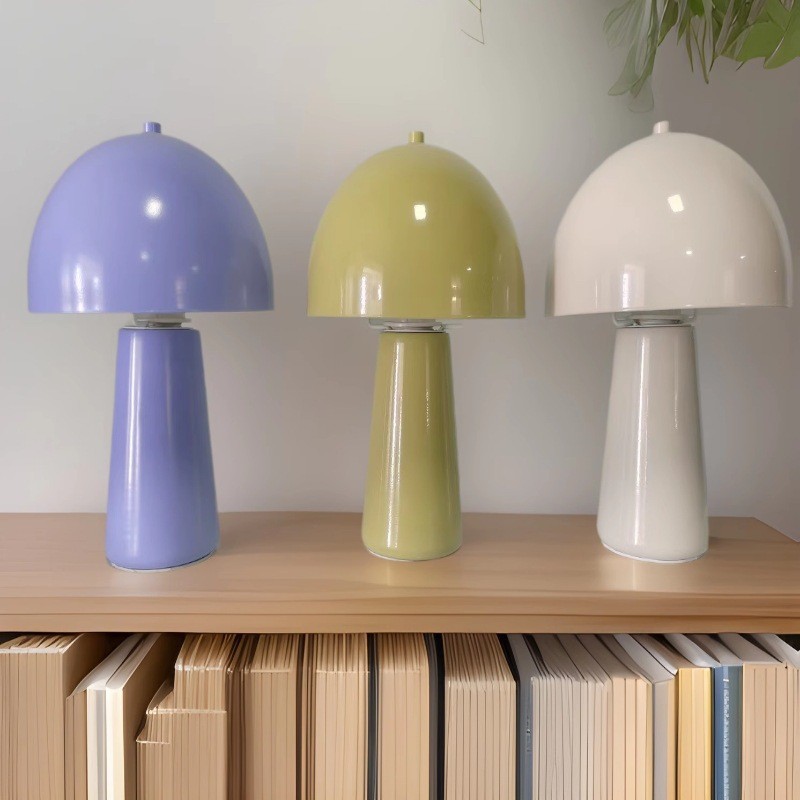 Creativa nórdica Lámpara de mesa de hongos de metal retro de alto valor Lámpara de noche de dormitorio medieval Decoración del hogar Mushroom