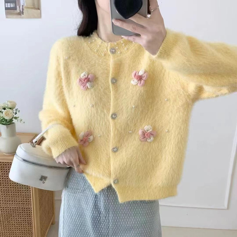 Imitation Mink Velvet Three-Dimensional Flower Soft Sweater for Women, Autumn and Winter Korean Style New Sweet and Gentle Style Pearl Button Knitted Cardigan Imitation Mink Velvet Three-Dimensional Flower Soft Sweater for Women, Autumn and Winter Korean Style New Sweet and Gentle Style Pearl Button Knitted Cardigan
