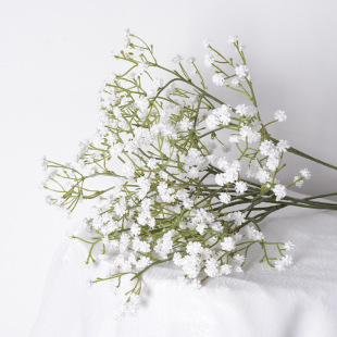[Imitation of a star with a bride's wedding and a bouquet of plastic soft-geled hands]