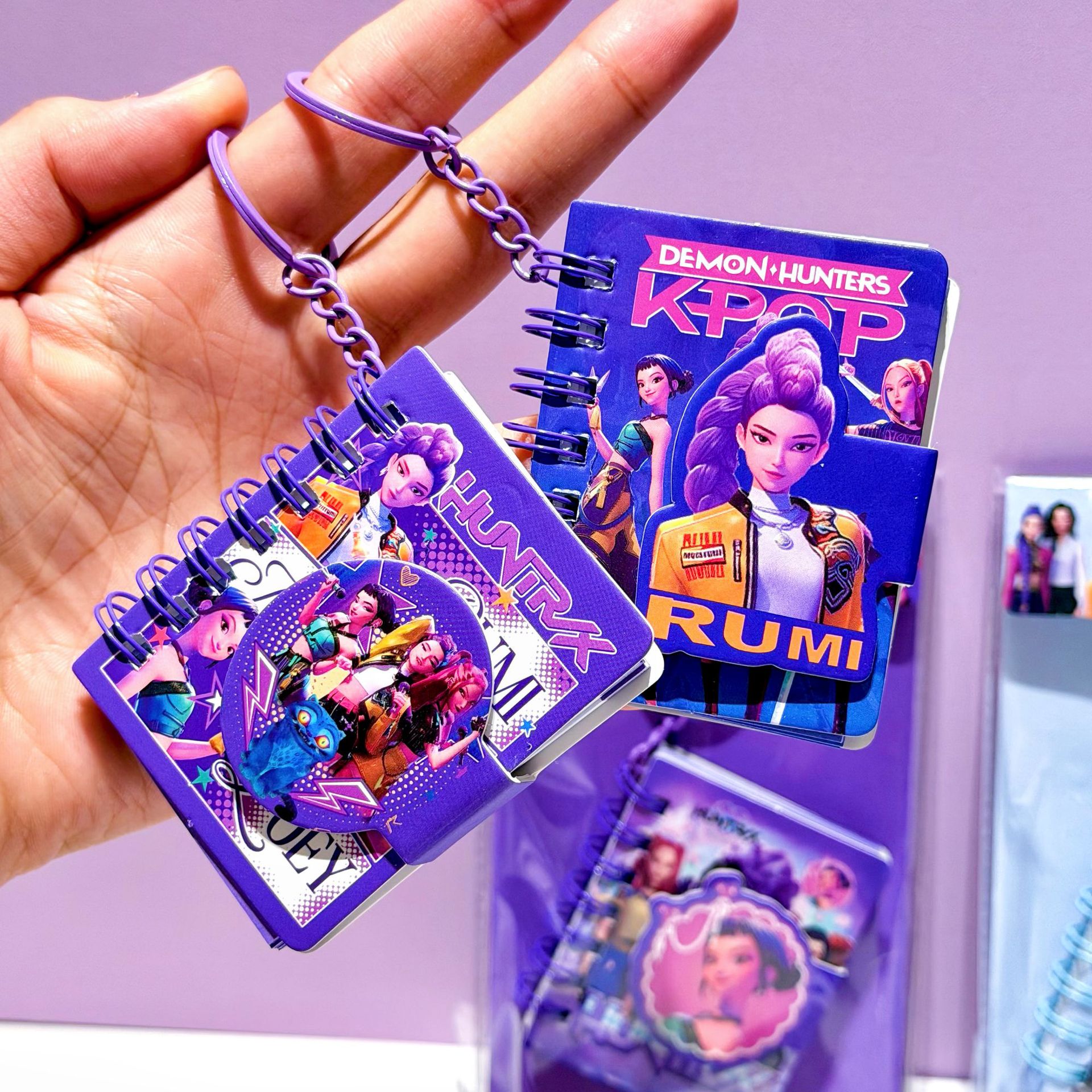 Cazadora de demonios de dibujos animados colgante bobina de esta linda niña de alto valor de página de color llaveros de este estudiante de papelería