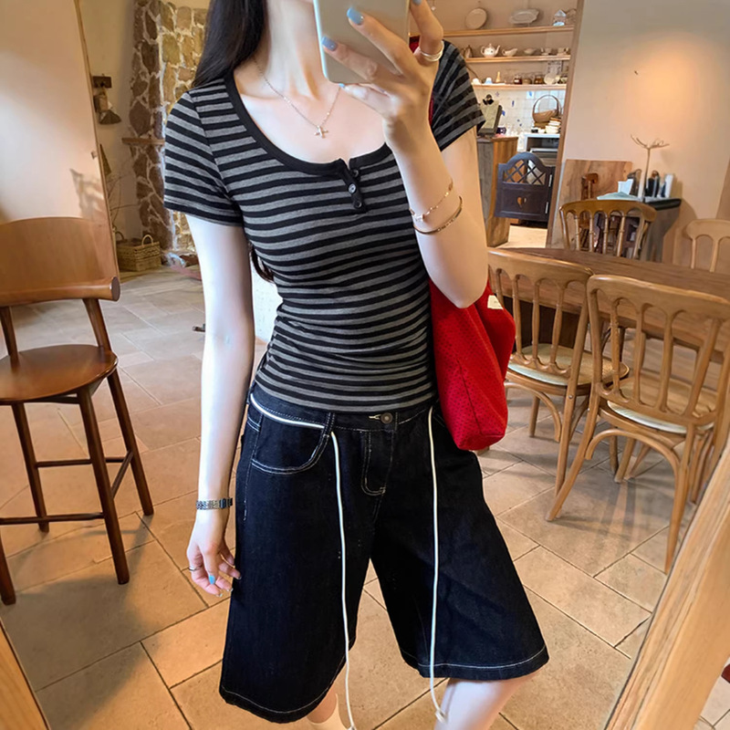 American Retro U-Neck Black and Gray Striped Short-Sleeve T-Shirt for Women, Summer 2026 New Style, Regular Shoulder Fit, Slimming Hot Girl Top American Retro U-Neck Black and Gray Striped Short-Sleeve T-Shirt for Women, Summer 2026 New Style, Regular Shoulder Fit, Slimming Hot Girl Top