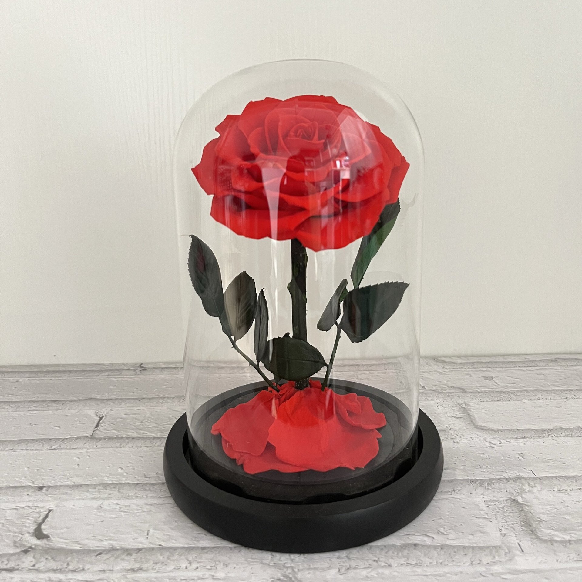 조명과 선물 상자가 없는 큰 빨간색 검정색 배경