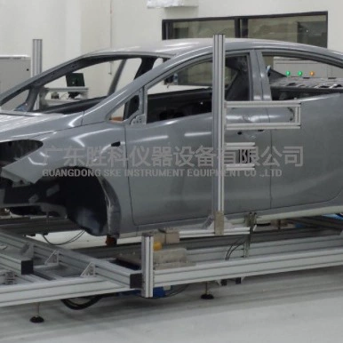 Машина для испытания на дверь автомобиля. Машина для испытания на дверные петли. Автомобильный четырехдверный испытательный стенд с двумя крышками. Машина для испытания на крышку заправки.