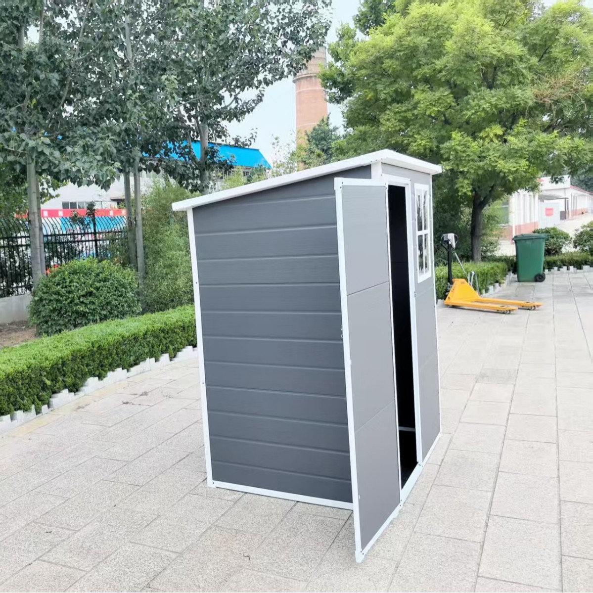 Jardín transfronterizo al aire libre patio simple sala de herramientas de plástico impermeable y solar sala de almacenamiento de almacenamiento móvil de montaje