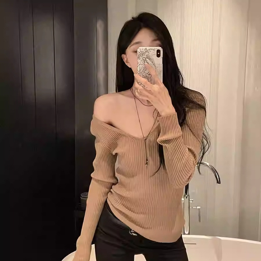 法式V领简约修身打底上衣女秋冬坑条显瘦内搭高级感软糯针织毛衣