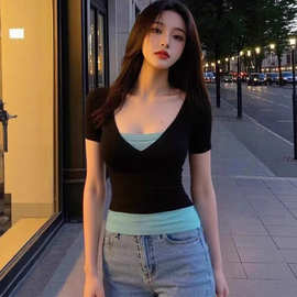 辣妹正肩假两件短袖t恤女夏季新款韩版V领修身撞色拼接短款小上衣