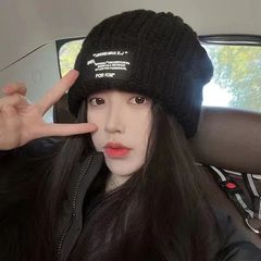 韓国版のアルファベットの布の標識の厚いニットの毛糸の帽子の女性の冬の大きい頭の周りの帽子は顔の小さい耳の帽子を現して保温します。
