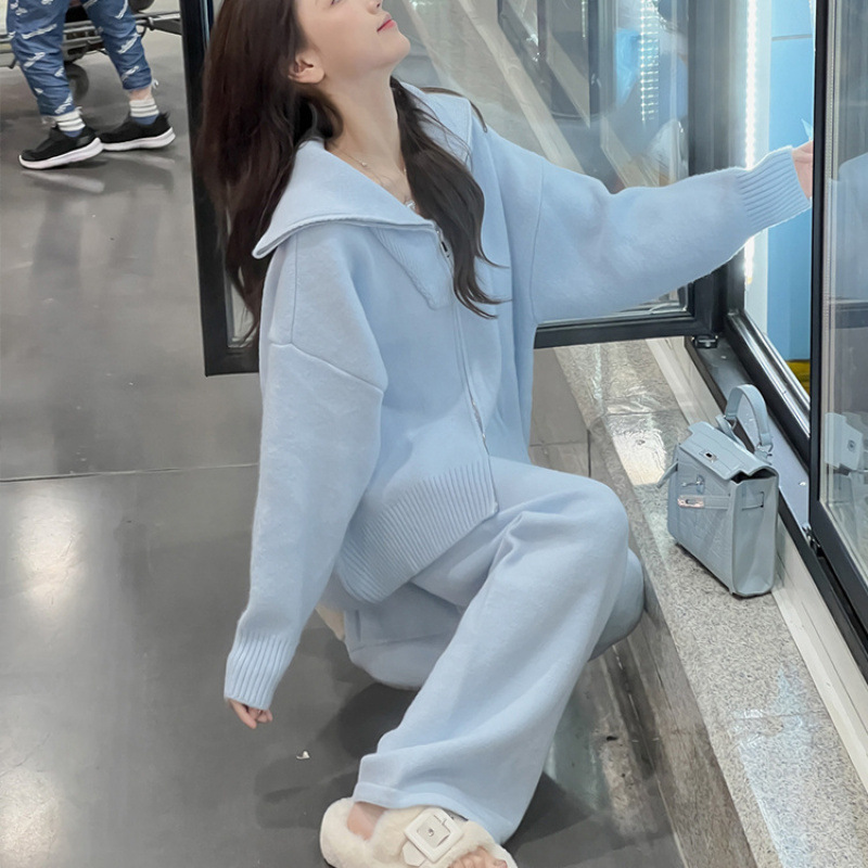 Autumn sports suit for leisure