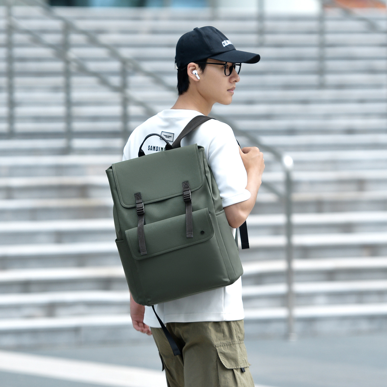 New men's business backpack, water-resistant leather, simple solid color backpack, college student laptop backpack