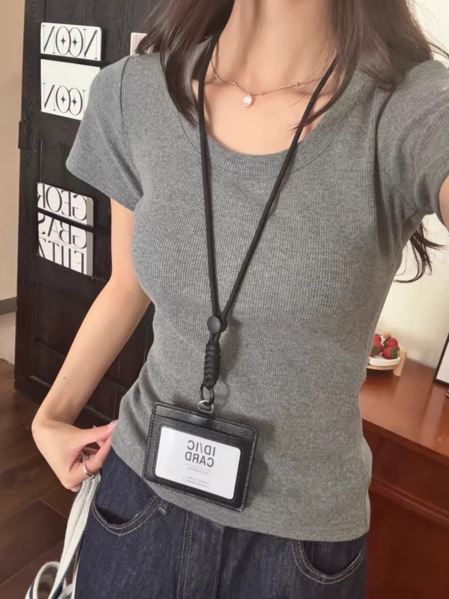 灰色美式辣妹修身优棉U领正肩短袖T恤女夏季简约百搭显瘦收腰上衣