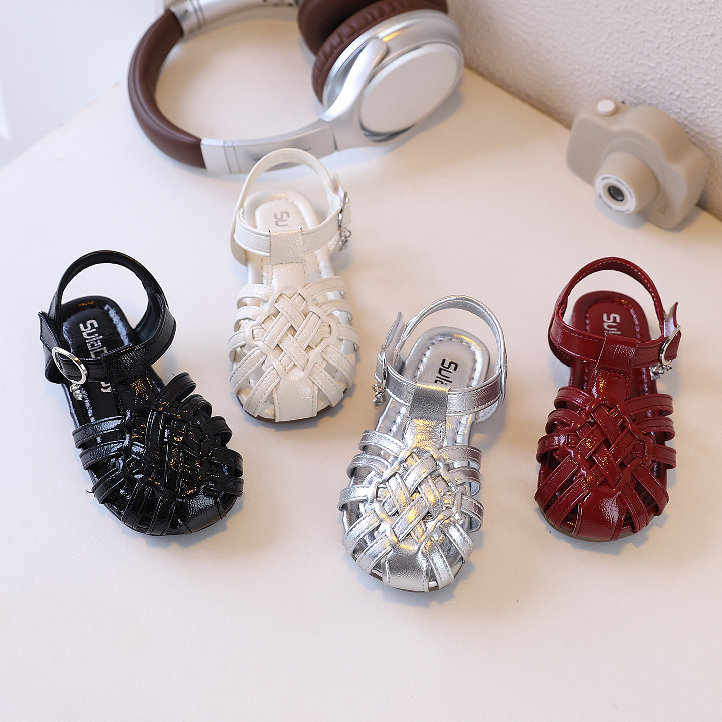 Fashionable children's sandals
