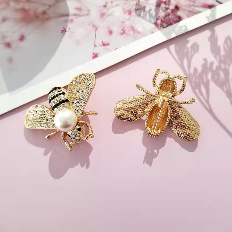 Elegante spilla a ape con perle accessorio per giacche_voghion.com