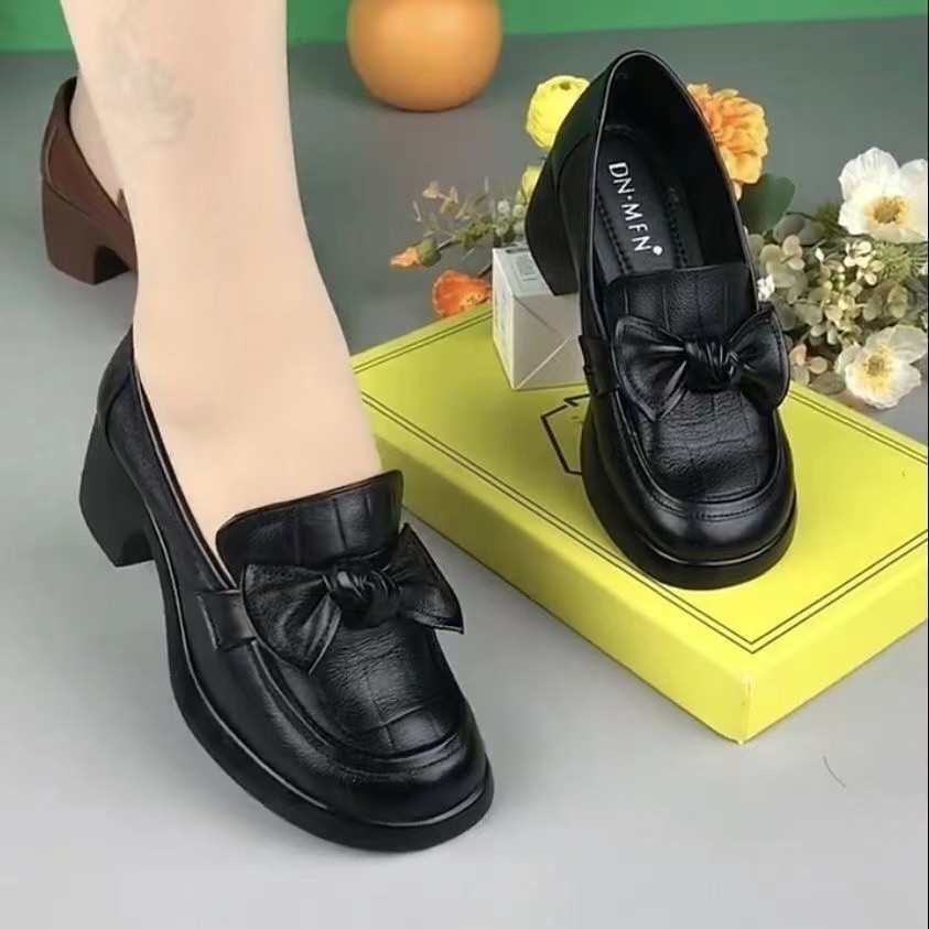 Todos los zapatos de moda de cuero suave con base gruesa para mujeres. Otoño de 2026 nuevos zapatos de cuero con arco de tacón grueso para mujeres.