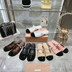 高品質のmiu 25春の新型の漆の皮の一字は丸い頭の真珠の太さを持っています。