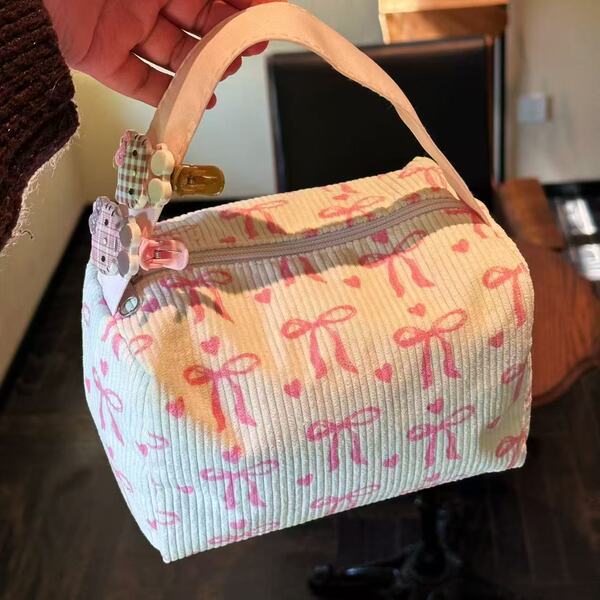 Capacious cosmetic bag with zipper