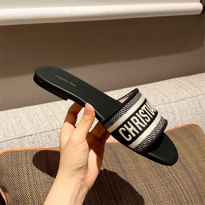 D Brand Same Style Letter Embroidery Slippers for Women 2026 Spring/Summer New Genuine Leather Versatile Flat Outdoor Beach Sandals