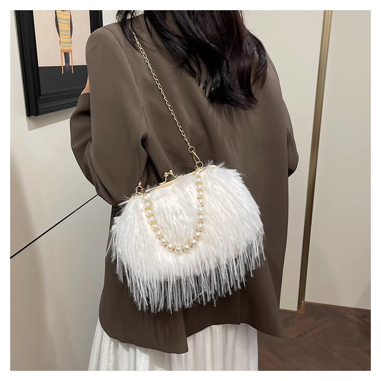 Women's Exquisite furry plush bag messenger bag autumn and winter plush bag pearl chain handbag_voghion.com