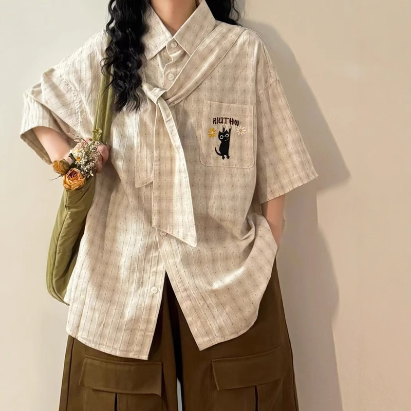 American Retro Casual Sweet College Style Tie Scarf Embroidered Pattern Plaid Short-Sleeved Shirt Tops for Women Wholesale American Retro Casual Sweet College Style Tie Scarf Embroidered Pattern Plaid Short-Sleeved Shirt Tops for Women Wholesale