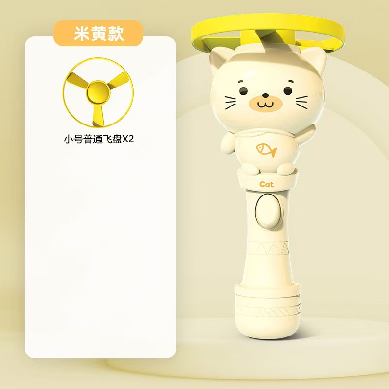 새끼 고양이와 프리스비 가방 2개